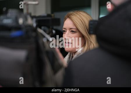 Naxxar, Malta. 19. März 2022. Roberta Metsola, Präsidentin des Europäischen Parlaments, verlässt das Land nach ihrer Stimmabgabe, da am 19. März 2022 in Naxxar, Malta, eine vorzeitige Abstimmung über die Parlamentswahlen in Malta stattfindet. Malta wird am 26. März eine Parlamentswahl abhalten. Quelle: Jonathan Borg/Xinhua/Alamy Live News Stockfoto