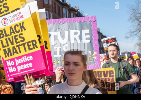 Glasgow, Schottland, Großbritannien. 19.. März 2022: Zur Unterstützung des Anti-Rassismus-Tages der Vereinten Nationen marschieren Aktivisten gegen Rassismus durch die Straßen der Stadt vom Kelvingrove Park zum George Square. Kredit: Skully/Alamy Live Nachrichten Stockfoto