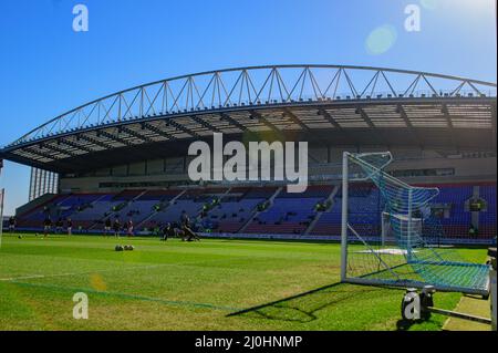 WIGAN, GROSSBRITANNIEN. MÄR 19. das DW-Stadion während des Spiels der Sky Bet League 1 zwischen Wigan Athletic und Morecambe am Samstag, 19.. März 2022 im DW-Stadion in Wigan. (Kredit: Ian Charles | MI News) Kredit: MI News & Sport /Alamy Live News Stockfoto