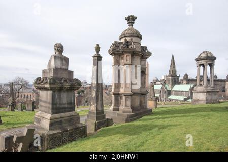 Die viktorianische Nekropole von Glasgow. Monumente hier von großen Architekten und Bildhauern der Zeit entworfen.erstellt für die prominenten Reichen. Stockfoto