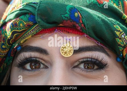 Dpatop - 02. November 2041, Hessen, Frankfurt/Main: Eine junge Frau in traditioneller Kleidung nimmt am kurdischen Newroz-Fest Teil. Mehr als zehntausend Kurden aus ganz Deutschland und den Nachbarländern sind zur Feier auf einem Open-Air-Gelände eingetroffen. (To dpa: 'Tausende feiern das Neujahrsfest Newroz in Frankfurt') Foto: Boris Roessler/dpa Stockfoto