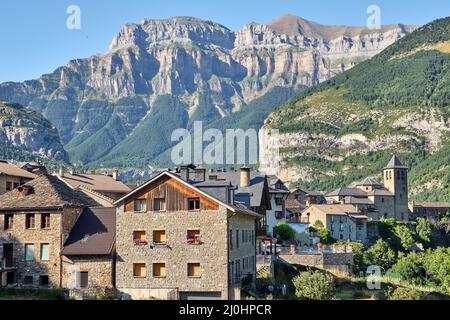 Das schöne alte Dorf Torla im Nationalpark Ordesa in den spanischen Pyrenäen Stockfoto