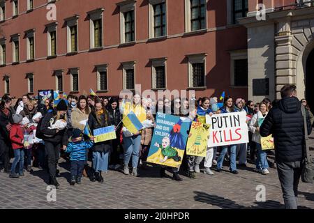 Warschau. Polen. Schlossplatz. 03.18.2022. Anti-Kriegs-Kundgebung ukrainischer Frauen, deren Ehemänner in der Ukraine verblieben sind. Stockfoto