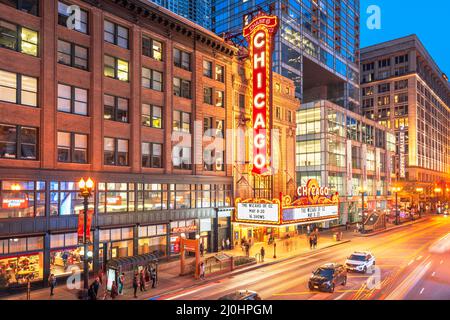 CHICAGO, Illinois - 10. MAI 2018: Das Wahrzeichen von Chicago Theater an der State Street in der Dämmerung. Die historische Theater stammt aus dem Jahre 1921. Stockfoto