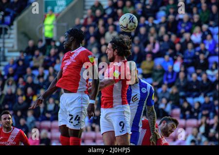 WIGAN, GROSSBRITANNIEN. MÄR 19. Arthur Gnahoua und Cole Stockton vom Morecambe FC gehen am Samstag, dem 19.. März 2022, beim Spiel der Sky Bet League 1 zwischen Wigan Athletic und Morecambe im DW Stadium, Wigan, den Ball an. (Kredit: Ian Charles | MI News) Kredit: MI News & Sport /Alamy Live News Stockfoto