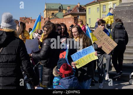 Warschau. Polen. Schlossplatz. 03.18.2022. Anti-Kriegs-Kundgebung ukrainischer Frauen, deren Ehemänner in der Ukraine verblieben sind. Stockfoto