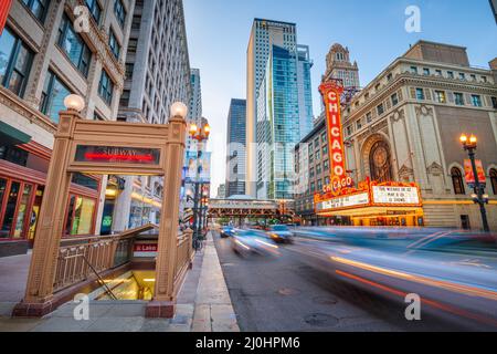 CHICAGO, Illinois - 10. MAI 2018: Das Wahrzeichen von Chicago Theater an der State Street in der Dämmerung. Die historische Theater stammt aus dem Jahre 1921. Stockfoto