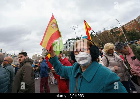 Demonstranten schwenken während eines landesweiten Protestes spanische und Vox-Parteiflaggen. Die spanische rechtsextreme Vox-Partei organisierte vor dem Rathaus in Madrid einen Protest gegen Preiserhöhungen. Seit Ende letzten Jahres wächst in Spanien die soziale Unzufriedenheit über die ausufernde jährliche Inflation, die im Februar auf 7,6 Prozent sprunghaft war, den höchsten Stand seit 35 Jahren. Die Krise hat die UGT und die CCOO, die beiden größten Gewerkschaften Spaniens, dazu veranlasst, am 23. März einen nationalen Streik auszurufen, während die rechtsextreme Vox die Menschen aufgefordert hat, sich an landesweiten Protesten zu beteiligen. (Foto von Atilano Garcia / SOPA Images/Sipa USA) Stockfoto