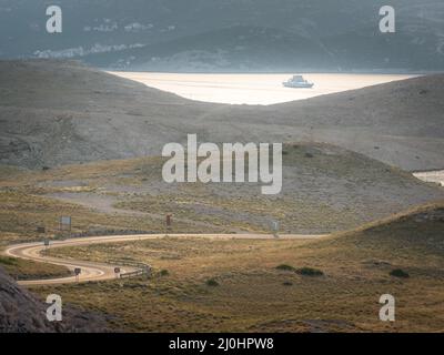 Fähre von Stanica nach Misnjak auf der Insel Rab am frühen Morgen Stockfoto