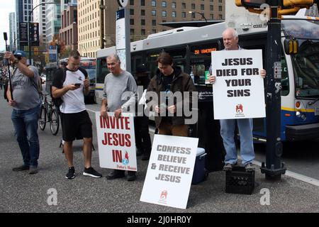 Nahaufnahme eines Mannes mit einem Plakat mit der Aufschrift „Jesus starb für deine Sünden“ Stockfoto