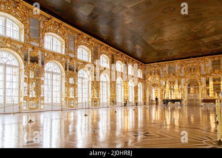 Zarskoje Selo (Puschkin), Sankt-Petersburg, Russland - 27. März 2021: Rokoko barocken goldenen Innenraum des Katharinenpalastes, lokalisieren Stockfoto