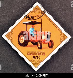 Abgesagte Briefmarke gedruckt von der Mongolei, die Tractor International-884, USA, um 1982 zeigt. Stockfoto
