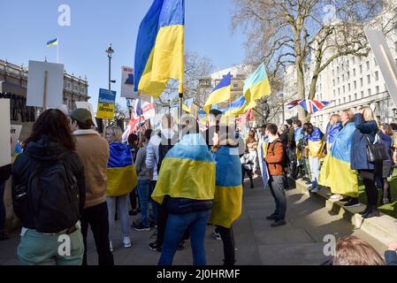 Whitehall, London, Großbritannien. 19.. März 2022. Protest zur Unterstützung der Ukraine gegenüber der Downing Street in Whitehall. Kredit: Matthew Chattle/Alamy Live Nachrichten Stockfoto