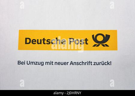 HUETTENBERG, DEUTSCHLAND 2022-03-15 - Deutsche Post Deutsche Post (Deutsche Post DHL) auf weißem Umschlag. Deutsche Post DHL, ist der weltweit größte Kurier c Stockfoto