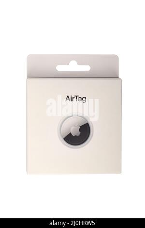 HUETTENBERG, DEUTSCHLAND 2022-03-15: IOS AIR TAG in a Box. AirTag ist ein von Apple entwickeltes Tracking-Gerät. Stockfoto