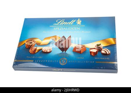 HUETTENBERG, DEUTSCHLAND 2022-03-15: LINDT Schokoladenspezialität. Lindt ist als Marktführer für hochwertige Schokolade anerkannt. Stockfoto