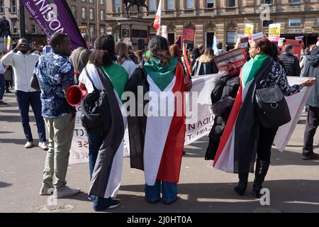 Glasgow, Schottland, Großbritannien. 19. März 2022. Anti-Rassismus-Tag der Vereinten Nationen marschiert vom Kelvingrove Park zu einer Kundgebung auf dem George Square. Ähnliche Veranstaltungen finden auch in London und Cardiff unter dem Motto ‘World Against Racism & Fascism' statt. Kredit: R.Gass/Alamy Live Nachrichten Stockfoto