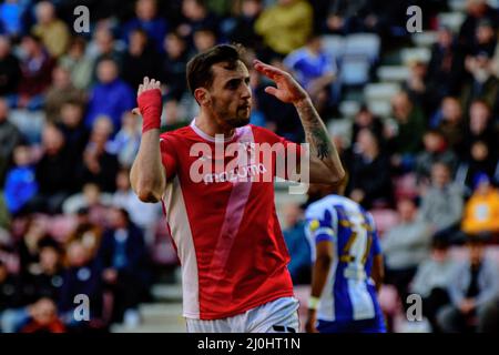 WIGAN, GROSSBRITANNIEN. MÄR 19. Dylan Connolly vom Morecambe FC feiert das erste Tor seiner Spielmannschaft während des Spiels der Sky Bet League 1 zwischen Wigan Athletic und Morecambe am Samstag, dem 19.. März 2022 im DW Stadium, Wigan. (Kredit: Ian Charles | MI News) Kredit: MI News & Sport /Alamy Live News Stockfoto