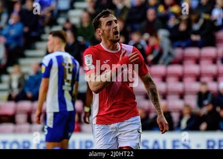 WIGAN, GROSSBRITANNIEN. MÄR 19. Dylan Connolly vom Morecambe FC feiert das erste Tor seiner Spielmannschaft während des Spiels der Sky Bet League 1 zwischen Wigan Athletic und Morecambe am Samstag, dem 19.. März 2022 im DW Stadium, Wigan. (Kredit: Ian Charles | MI News) Kredit: MI News & Sport /Alamy Live News Stockfoto