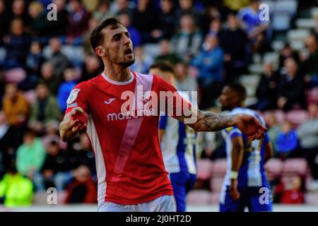 WIGAN, GROSSBRITANNIEN. MÄR 19. Dylan Connolly vom Morecambe FC feiert das erste Tor seiner Spielmannschaft während des Spiels der Sky Bet League 1 zwischen Wigan Athletic und Morecambe am Samstag, dem 19.. März 2022 im DW Stadium, Wigan. (Kredit: Ian Charles | MI News) Kredit: MI News & Sport /Alamy Live News Stockfoto