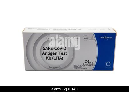 HUETTENBERG, DEUTSCHLAND - 2022-03-02: SARS COV 2 Selbsttest. Selbsttest für Corona-Virus-Schnellantigen-Testset für Heimtests bei Erwachsenen und Kindern. Stockfoto