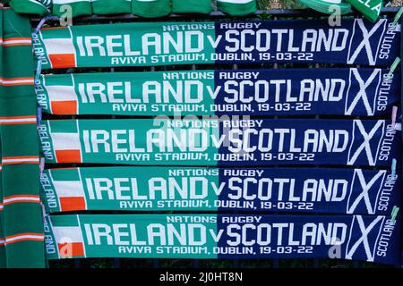 19.. März 2022 ; Aviva Stadium, Dublin, Irland; 6-Nations International Rugby, Irland gegen Schottland; Schals bereit für die Anhänger Stockfoto