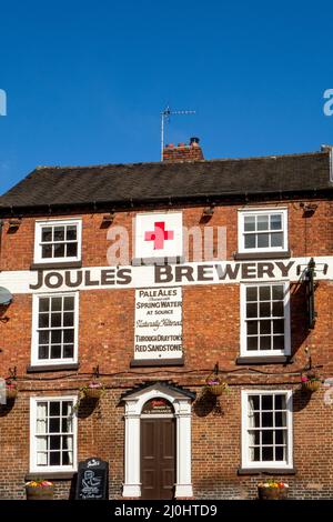 Der Red Lion Pub, der von der Joules Brauerei in der Marktstadt Market Drayton in Shropshire angeboten wird Stockfoto