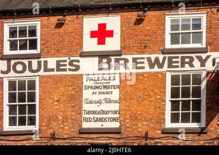 Der Red Lion Pub, der von der Joules Brauerei in der Marktstadt Market Drayton in Shropshire angeboten wird Stockfoto