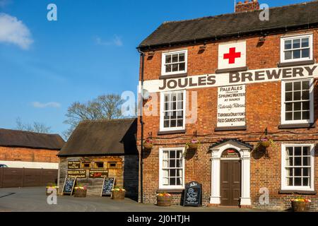 Der Red Lion Pub, der von der Joules Brauerei in der Marktstadt Market Drayton in Shropshire angeboten wird Stockfoto