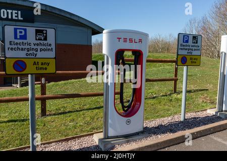 Telford, Großbritannien - 19.. März 2022: Eine Tesla Electric Vehicle Charging Point an der Welcome Break Services auf der M54 in der Nähe von Telford in Shropshire, Großbritannien Stockfoto
