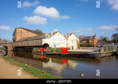 Arbeitskanal schmale Boote auf dem Shropshire Union Kanal am alten Kai in der Shropshire Marktstadt Market Drayton Stockfoto