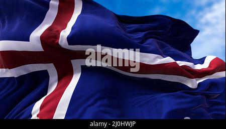 Detail der Nationalflagge Islands, die im Wind fliegt Stockfoto