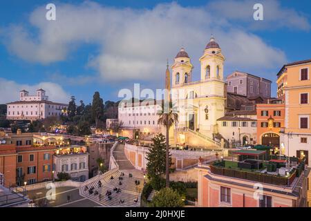 Rom, Italien an der Spanischen Treppe von oben in der Abenddämmerung. Stockfoto