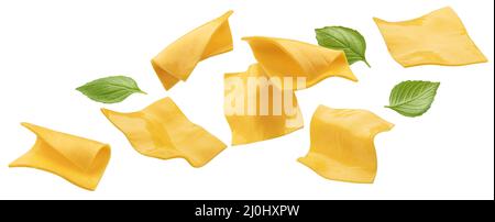 Quadratische Scheiben von verarbeitetem Käse isoliert auf weißem Hintergrund Stockfoto