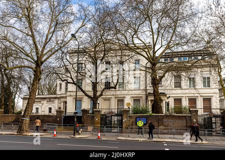 London, Großbritannien - 10.. März 2022: Der Eingang zur russischen Botschaft. Demonstranten auf der anderen Straßenseite demonstrieren gegen den Krieg in der Ukraine, ein Band von Stockfoto