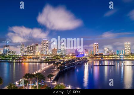 St. Petersburg, Florida, USA Skyline der Innenstadt vom Pier bei Nacht. Stockfoto