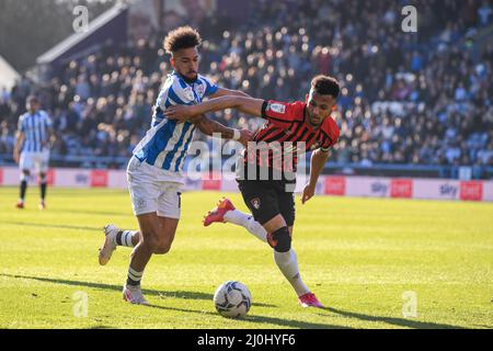 Huddersfield, Großbritannien. 19. März 2022. Sorba Thomas #16 aus Huddersfield Town tritt am 3/19/2022 in Huddersfield, Großbritannien, um den Ball an. (Foto von Simon Whitehead/News Images/Sipa USA) Quelle: SIPA USA/Alamy Live News Stockfoto