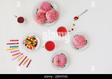 Urlaub, Geburtstagsfeier Komposition mit bunt rosa glasierten Donuts auf weißem Tisch, Flatlay Draufsicht. Stockfoto