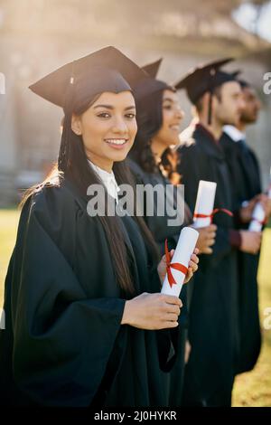 Das ist eine so große Ehre und Leistung. Aufnahme einer Gruppe von Studenten, die am Abschlusstag in einer Schlange stehen. Stockfoto