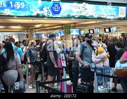 Orlando, Usa. 19. März 2022. Passagiere der Frühlingsferien warten in einer TSA-Sicherheitslinie am Orlando International Airport. Während COVID-19 Gesichtsmasken immer noch benötigt werden, sind die Menschenmengen im Vergleich zum letzten Jahr gestiegen. (Foto von Paul Hennessy/SOPA Images/Sipa USA) Quelle: SIPA USA/Alamy Live News Stockfoto