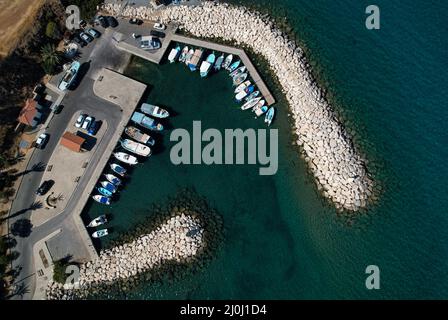 Luftaufnahme von Fischerbooten und Touristenyachten, die am Yachthafen festgemacht sind. Pomos Hafen Paphos Zypern Stockfoto