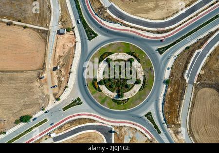 Luftdrohnenansicht eines modern gestalteten Kreisels. Straßentransport Nikosia Zypern Stockfoto