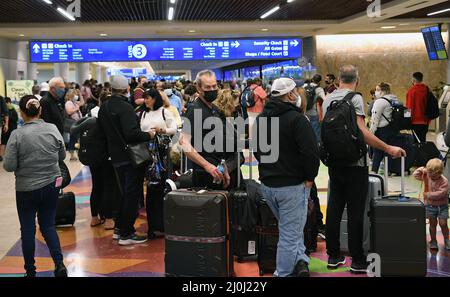 Orlando, Florida, USA. 19. März 2022. Passagiere der Frühlingsferien warten in einer TSA-Sicherheitslinie am Orlando International Airport. Während COVID-19 Gesichtsmasken immer noch benötigt werden, sind die Menschenmengen im Vergleich zum letzten Jahr gestiegen. (Bild: © Paul Hennessy/SOPA Images via ZUMA Press Wire) Stockfoto