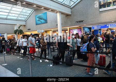 Orlando, Florida, USA. 19. März 2022. Passagiere der Frühlingsferien warten in einer TSA-Sicherheitslinie am Orlando International Airport. Während COVID-19 Gesichtsmasken immer noch benötigt werden, sind die Menschenmengen im Vergleich zum letzten Jahr gestiegen. (Bild: © Paul Hennessy/SOPA Images via ZUMA Press Wire) Stockfoto