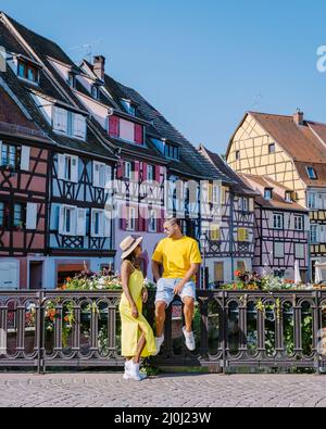 Colmar, Elsass, Frankreich. Petite Venice, Wasserkanal und traditionelle Fachwerkhäuser.Paar Mann und Frau gehen an der stre Stockfoto