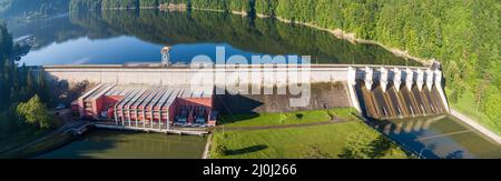 Breites Panorama des Staudamms Roznow, des Staudamms und des Wasserkraftwerks am Fluss Dunajec in Polen. Luftaufnahme. Frühmorgens im Frühling Stockfoto