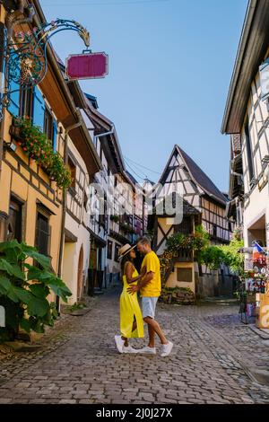 Eguisheim, Elsass, Frankreich,traditionelle bunte Blockhäuser in der Altstadt von Eguisheim an der elsässischen Weinstraße, Frankreich Stockfoto