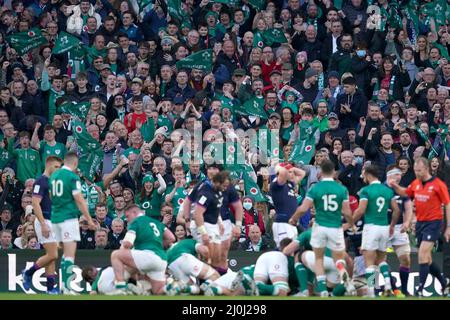 Die irischen Fans auf den Tribünen feiern, nachdem Cian Healy beim Guinness Six Nations-Spiel im Aviva Stadium in Dublin, Irland, ihren zweiten Versuch erzielt hat. Bilddatum: Samstag, 19. März 2022. Stockfoto