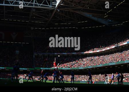 Cardiff, Großbritannien. 19. März 2022. Alun Wyn Jones aus Wales (5) springt, um einen Lineout-Ball zu gewinnen. Guinness Six Nations Championship 2022 Spiel, Wales gegen Italien im Fürstentum Stadion in Cardiff am Samstag 19. März 2022. Bild von Andrew Orchard/Andrew Orchard Sports Photography/ Alamy Live News Kredit: Andrew Orchard Sports Photography/Alamy Live News Stockfoto