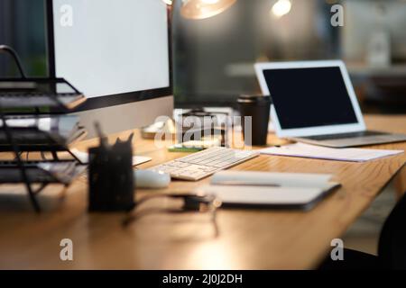 Ein weiterer Tag harter Arbeit ist getan. In den späten Abendstunden wurde ein Büroarbeitsplatz mit Schreibwaren und Technologie in Szene gesetzt. Stockfoto